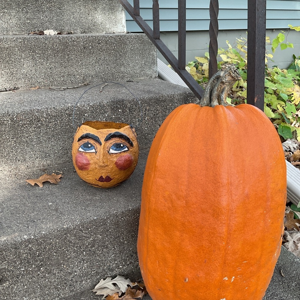 Paper Mache Halloween Bee Bucket - Picture 7 of 10